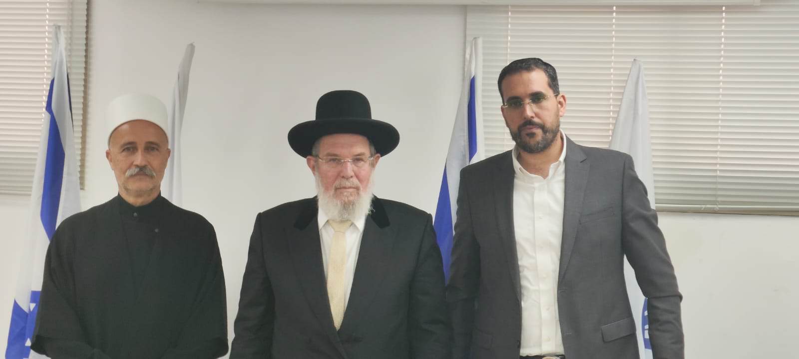 עמ