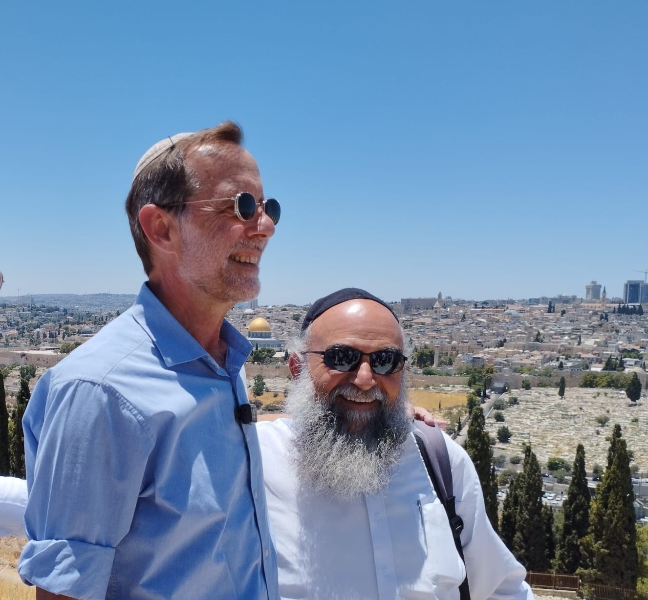 הפוליטיקאי שלי ואני על רקע הר הבית